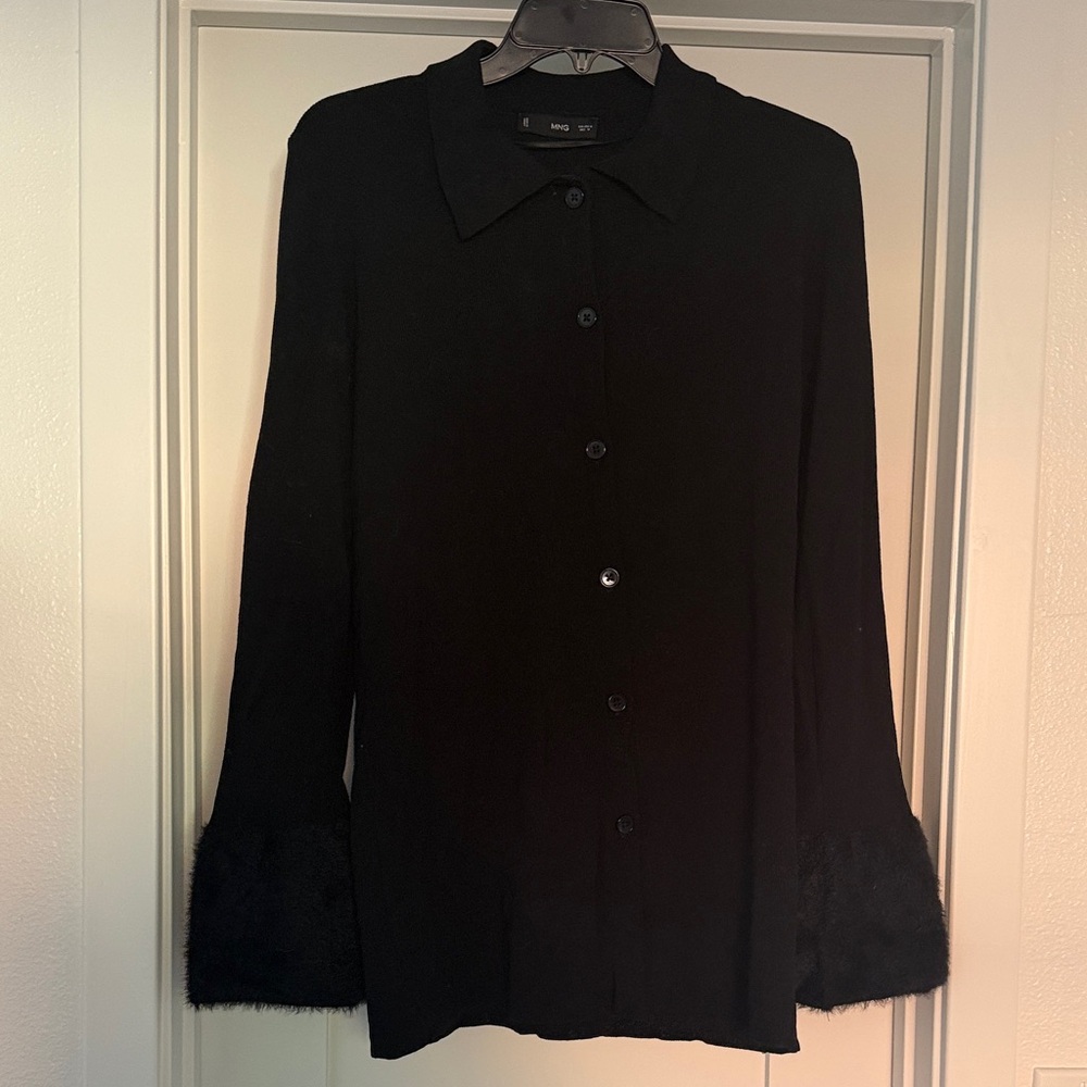 Long Black Women's Too/Sweater with faux fur sleeves